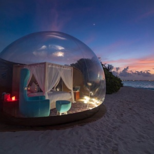 Комната с видом на звезды: Beach Bubble в отеле Finolhu на Мальдивах