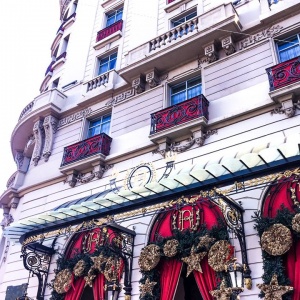 Легендарный отель в центре Барселоны недавно обновили, бережно сохранив ощущение 100-летней истории